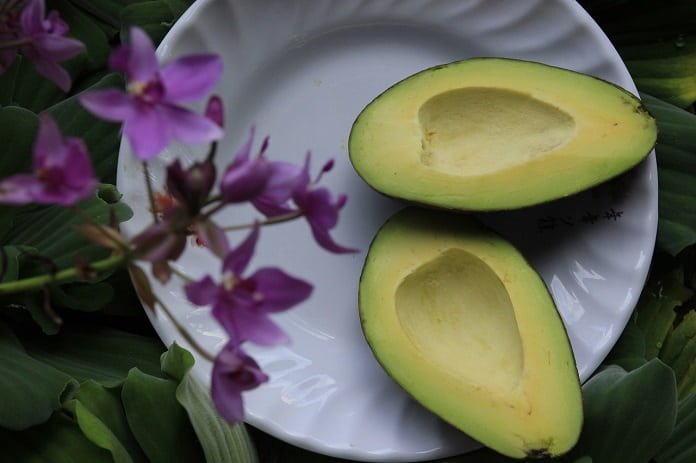 What are the benefits of eating avocados on heart disease?